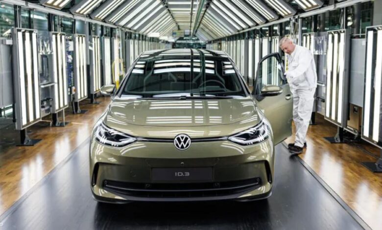 "فولكسفاغن" تستدعي نحو 100 ألف سيارة كهربائية بسبب خلل في البطاريات