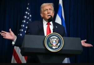 ترامب يهدد بتدمير إيران إذا لم تفتح مضيق هرمز