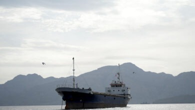 الولايات المتحدة تبدأ إجراءات حصار بحري على مضيق هرمز