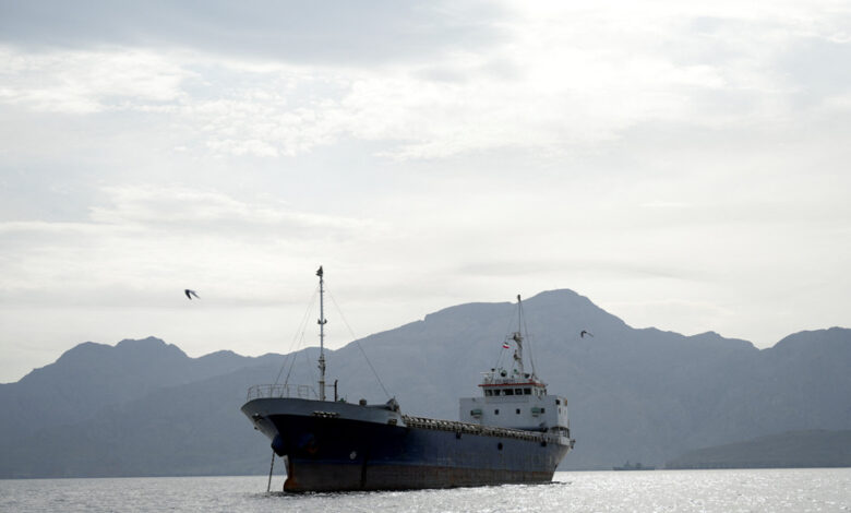 الولايات المتحدة تبدأ إجراءات حصار بحري على مضيق هرمز