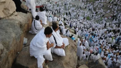 الحجاج يقفون على صعيد عرفات لأداء الركن الأعظم من الحج