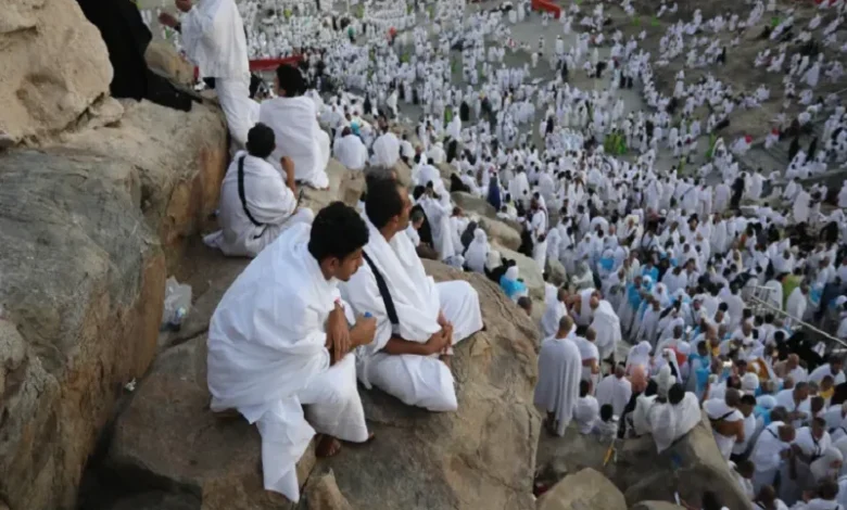 الحجاج يقفون على صعيد عرفات لأداء الركن الأعظم من الحج