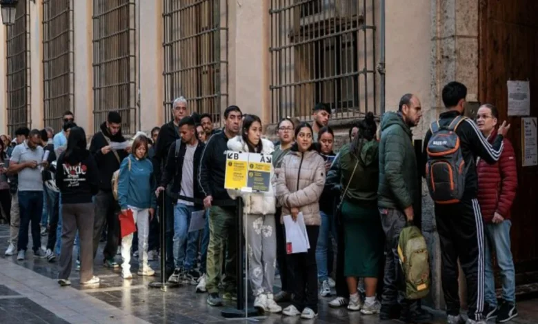 إسبانيا تتلقى 900 ألف طلب لتسوية أوضاع المهاجرين