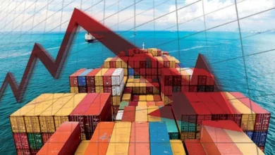 العجز التجاري للمغرب يرتفع إلى 127 مليار درهم ويعزى هذا التطور إلى ارتفاع الواردات بوتيرة أسرع من الصادرات، حيث بلغت قيمة المشتريات المغربية من الخارج 295 مليار درهم، مسجلة نمواً بنسبة 12,7 في المائة، في حين ارتفعت الصادرات بنسبة 8,7 في المائة لتصل إلى 168 مليار درهم. كما تراجع معدل تغطية الصادرات للواردات من 59,1 في المائة إلى 57,1 في المائة. وساهمت واردات معدات التجهيز والمنتجات الاستهلاكية والمواد الخام في تفاقم العجز، إلى جانب ارتفاع الفاتورة الطاقية بنسبة 12 في المائة، مدفوعة بزيادة واردات الغازوال والفيول والزيوت البترولية. في المقابل، واصلت الصادرات المغربية نموها بفضل الأداء القوي لقطاعي صناعة السيارات والطيران. فقد ارتفعت صادرات قطاع السيارات بنسبة 18,6 في المائة، بينما سجل قطاع الطيران نمواً بنسبة 15,9 في المائة، ما ساهم في الحد من اتساع العجز التجاري. وعلى صعيد مداخيل العملة الصعبة، سجلت عائدات السياحة ارتفاعاً إلى 44,39 مليار درهم، فيما بلغت تحويلات المغاربة المقيمين بالخارج نحو 39,98 مليار درهم، ما ساهم في دعم التوازنات الخارجية للمملكة.