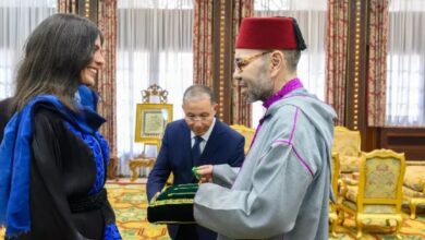 جلالة الملك يستقبل نوال صفنضلة ويُوشحها بوسام المكافأة الوطنية