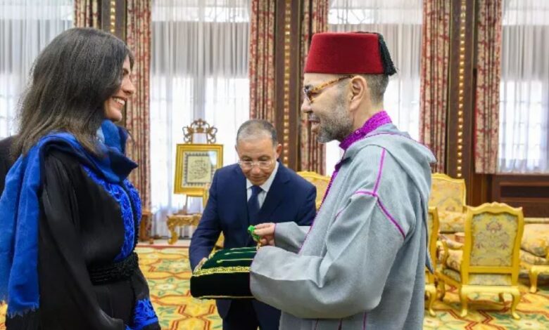 جلالة الملك يستقبل نوال صفنضلة ويُوشحها بوسام المكافأة الوطنية