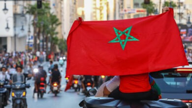سفارة المغرب بفرنسا تلجأ إلى القضاء بعد الإساءة للعلم المغربي