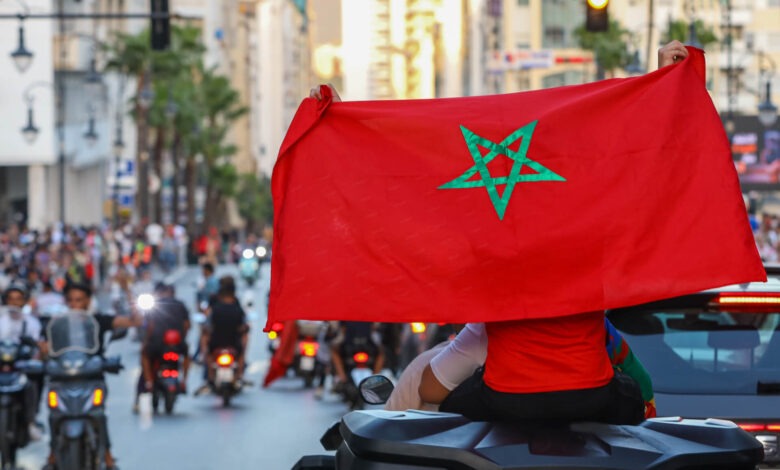 سفارة المغرب بفرنسا تلجأ إلى القضاء بعد الإساءة للعلم المغربي