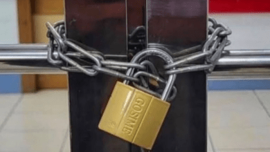 ممر مغلق بالسلاسل يعرقل إسعاف مريضة في حالة حرجة بالعيون