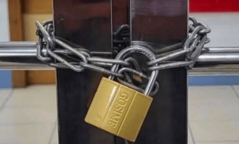 ممر مغلق بالسلاسل يعرقل إسعاف مريضة في حالة حرجة بالعيون